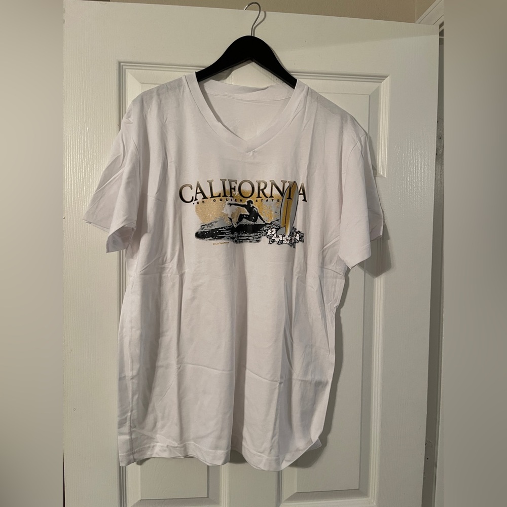 🐠Lee Soortswear. Women’s T-Shirt.California.Surf.Size M. Super Soft. New V-Neck.